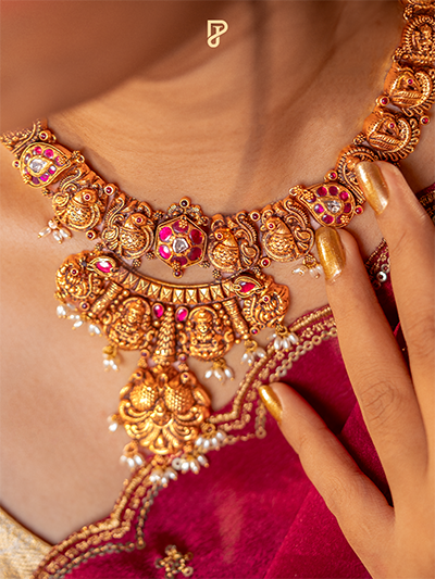 Diamond studded gold ring